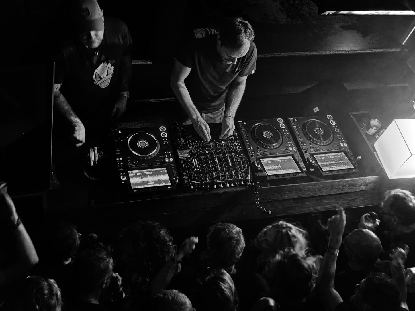Sebastien Bruce en Frank van Hees back-to-back achter de booth