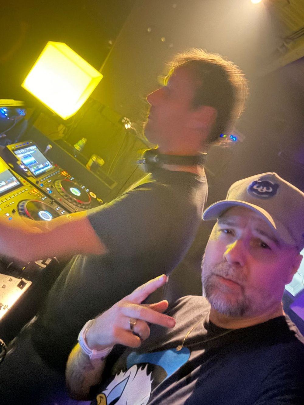 Selfie van de twee DJs aan de booth